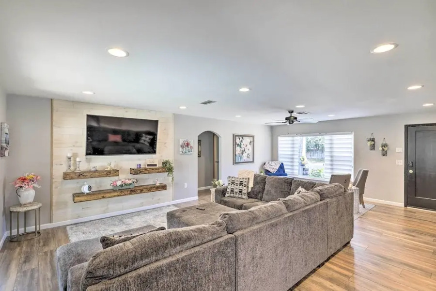 Lavish Holiday Home w/ Lanai & Heated Outdoor Pool