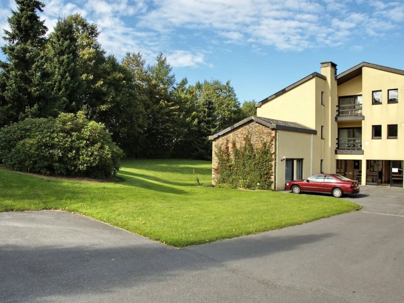 Calm Holiday Home with Garden in Bièvre