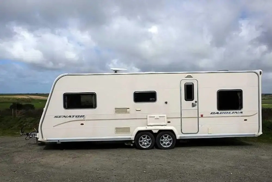 Stayzo Modern Caravan on a Family Friendly Site - With Free Wi-fi in the Chiltern Hills