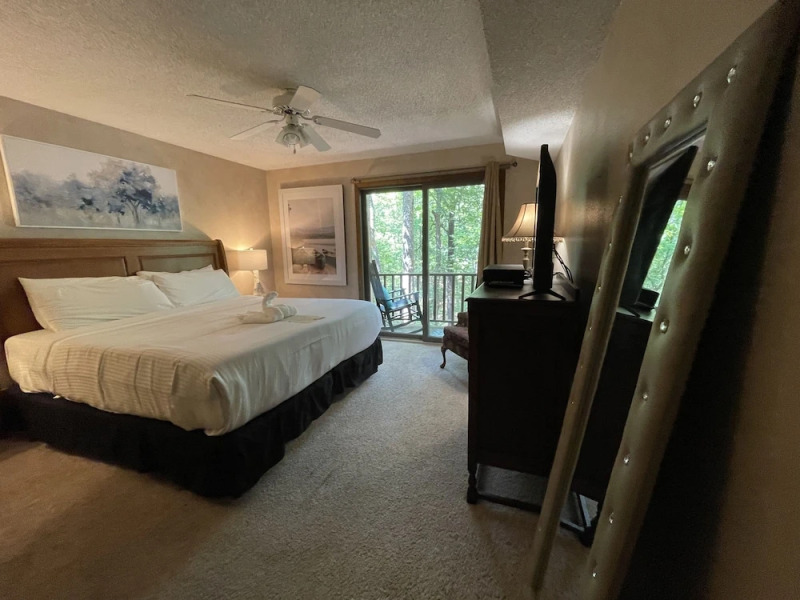 Forest view, log-sided two bedroom, two bath condo on Lake Ouachita. 2 Condo by RedAwning