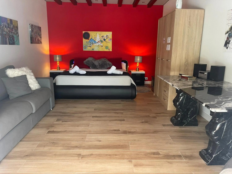 Habitación con cama extra doble más sofa cama apta hasta para 4 personas con baño privado