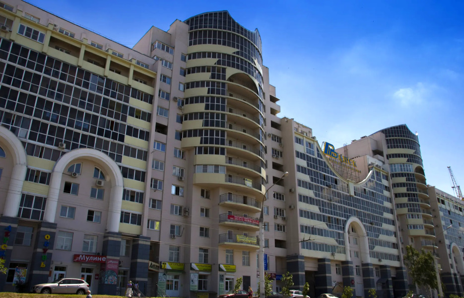 День и ночь на проспекте Ленинский 96Б