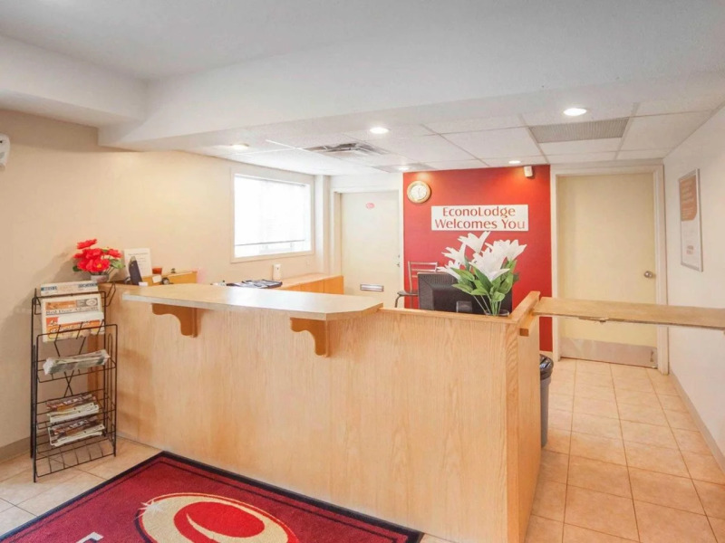 Econo Lodge Inn & Suites