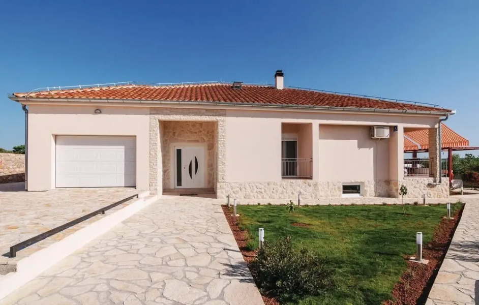 Beautiful Home in Gorica With Wifi and 4 Bedrooms