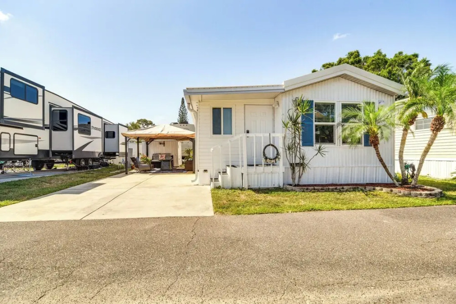 10 Mi to Beaches: Home w/ Pool Access in Largo!