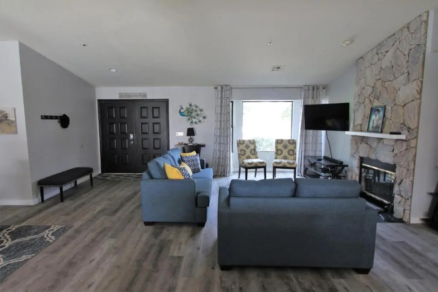 Comfortable vacation property 12 minutes from downtown.