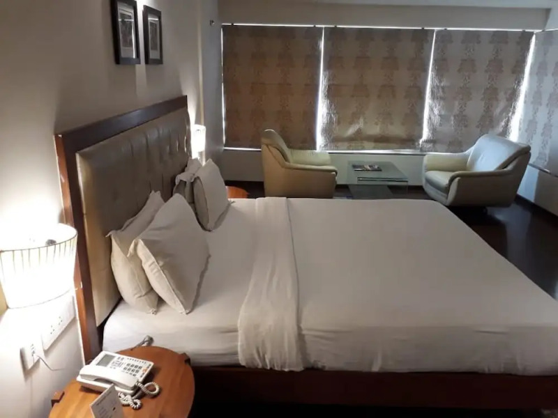 OYO Premium Thaltej Cross Road SG Highway