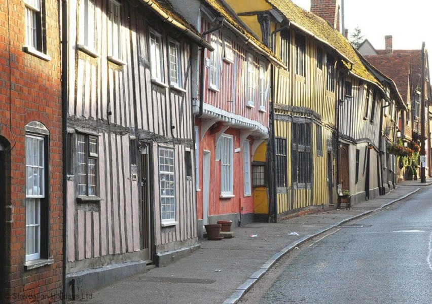 Five-star lodge set in stunning grounds with hot tub and lake views