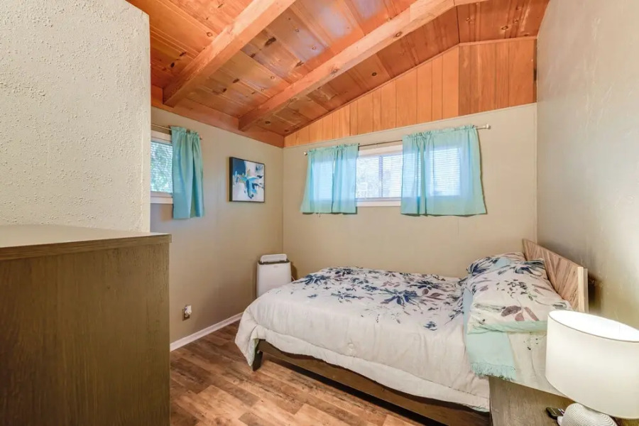 < 1 Mi to Water: Cozy Clearlake Cabin