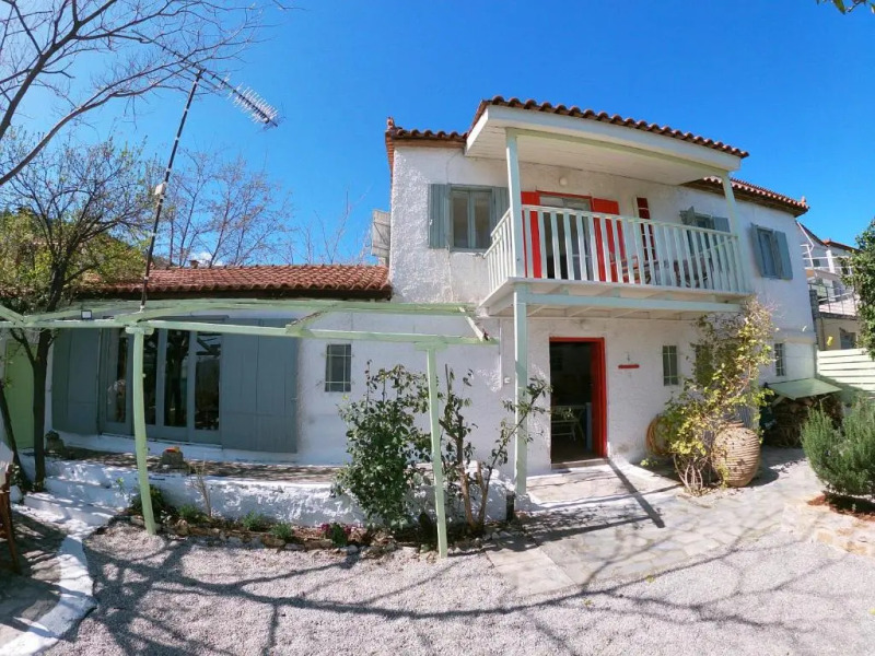 KIVERI 1876 traditional seafront cottage