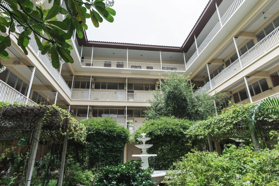 Feung Nakorn Balcony Rooms and Cafe