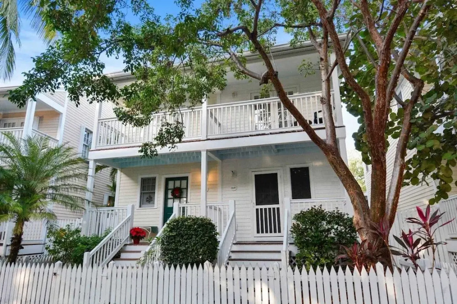Gated Golf Community w/ Pool, Prime Location Mins to Old Town Long-term Stays