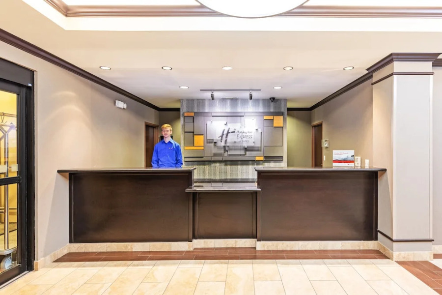 Holiday Inn Express & Suites Floresville, an IHG Hotel