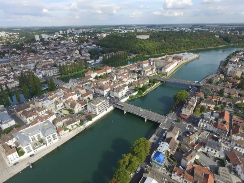 Petit coin cocooning privé 4min a pied de la gare