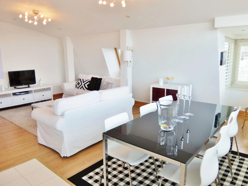 Hampton Court Palace View by Vantage Apartments