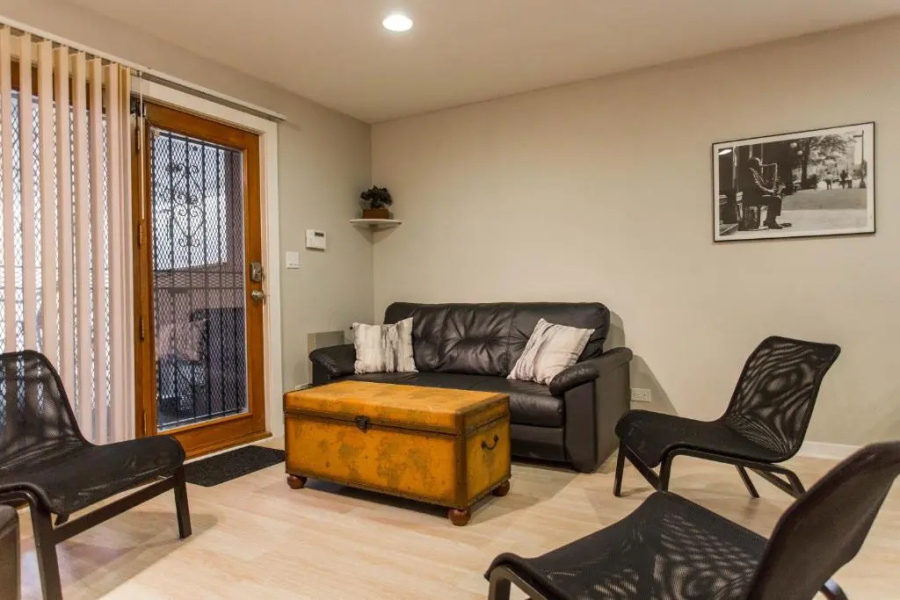 Old Town-Gold Coast Amazing 3 br Home/ Free Parking/ Breakfast/ Backyard/ Walk Everywhere/ Pets OK