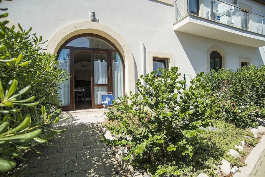 Holiday Nero D'Avola & Caponegro