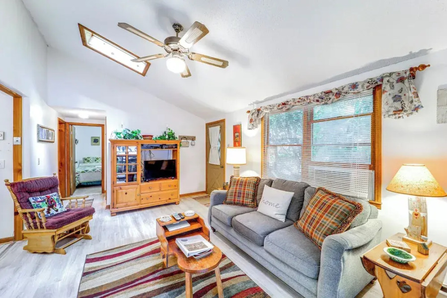 On-site Lake & Pool Access: Cabin in Newland!