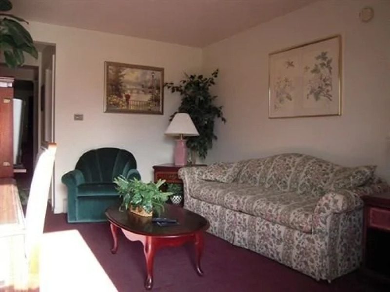 Cocca's Inn Route 7 Airport