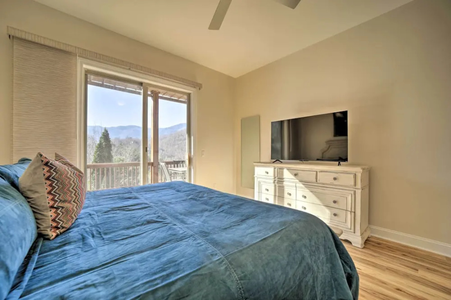Beautiful Whittier Condo w/ Deck + Mtn Views!