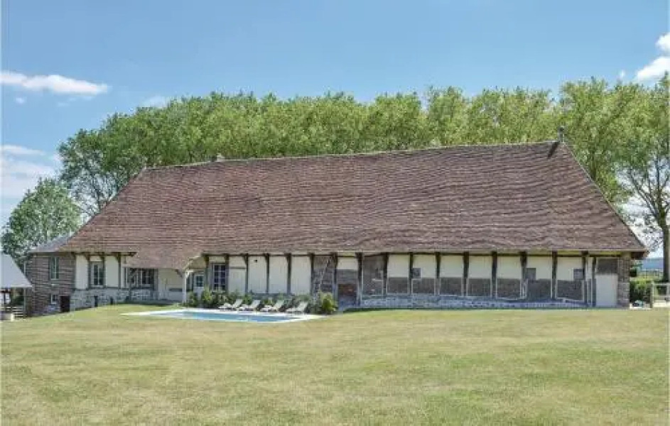 Six-Bedroom Holiday Home in Gournau en Bray