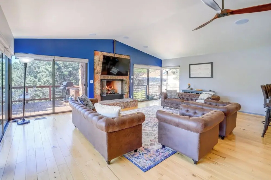 Hot Tub, Fire Pit & Deck: Chic Arizona Retreat