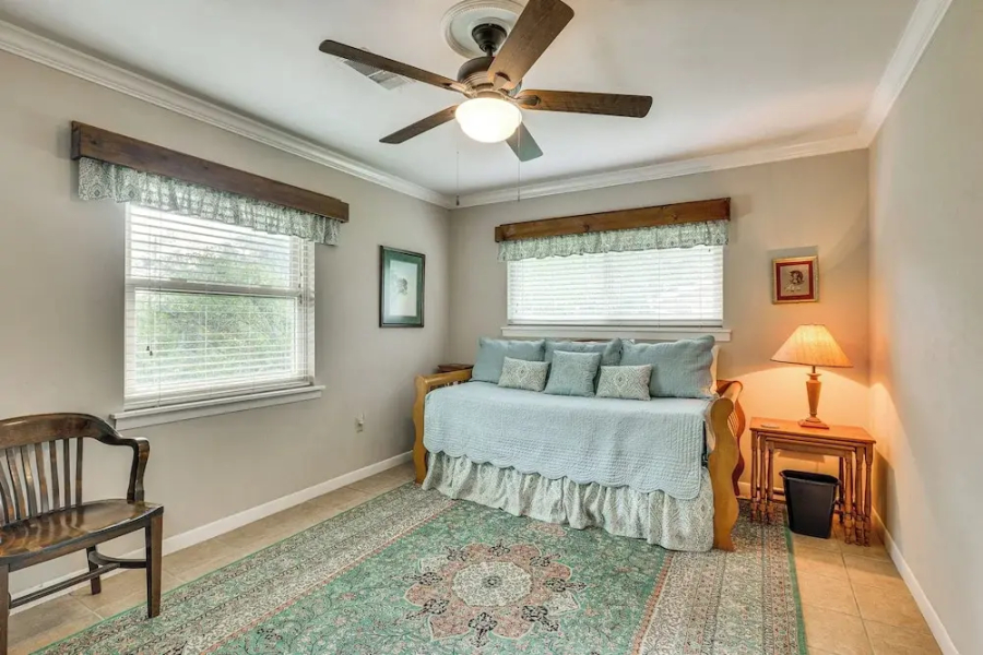 Lovely Bryan Home w/ Deck - 4 Mi to Kyle Field!