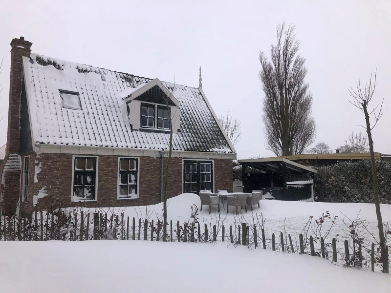 Lush Villa with Hot Tub, Private Fenced Garden in Hippolytushoef