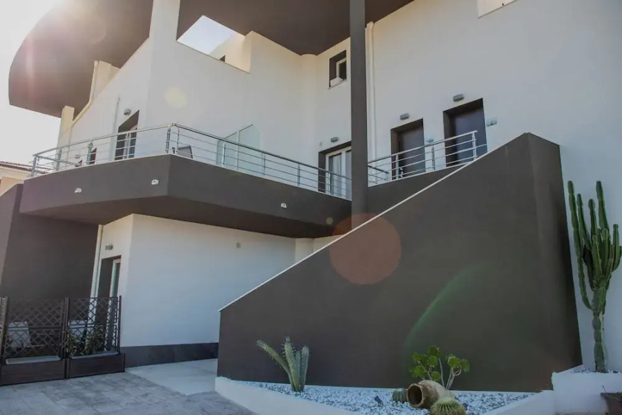 Residence con Piscina e Giardino