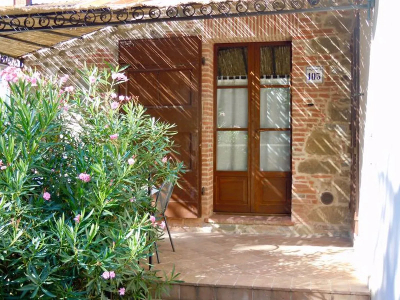 Hillside pretty Home 24411