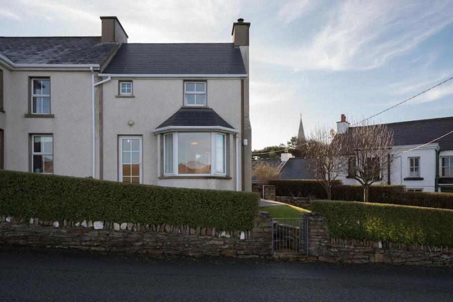Dunfanaghy - Sea Views- in Village - Parking