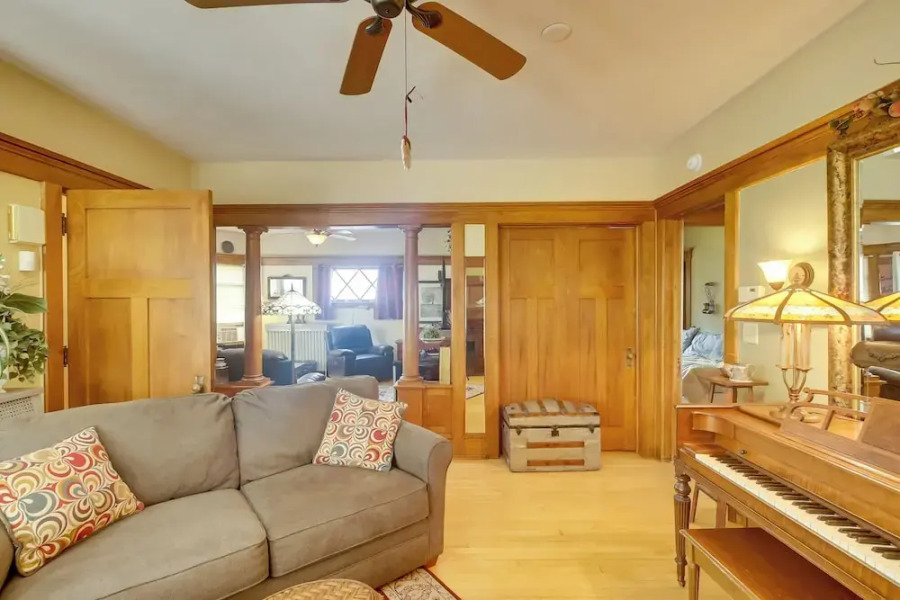 Algoma Victorian - Steps to Lake Michigan!