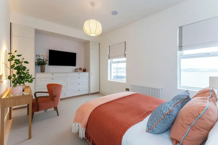 Modern 2-bed Apartment - Sleeps 6 - Seafront View