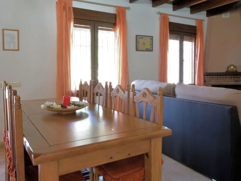 Spacious Villa in Sayalonga with Jacuzzi