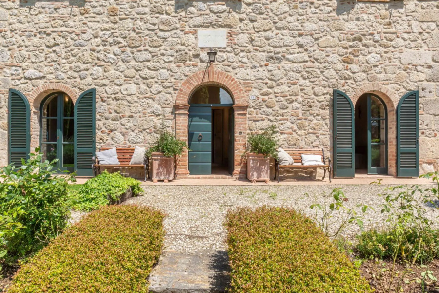 From this beautiful property, immersed in the Sienese countryside, you can enjoy sunsets with changi-Podere i Poggi