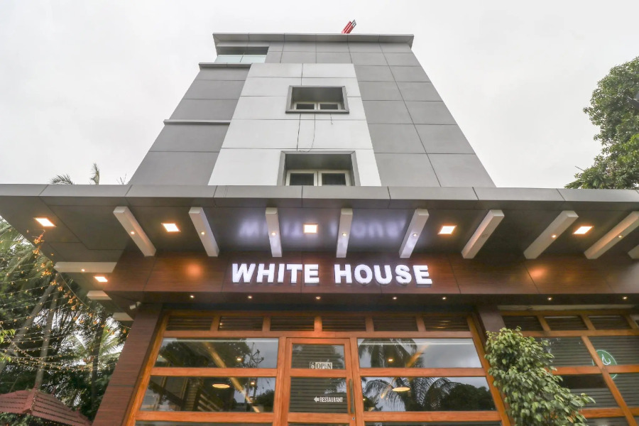 OYO 73602 Hotel White House
