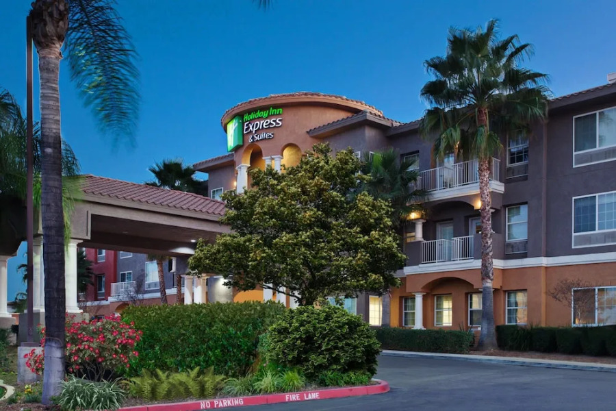 Holiday Inn Express Hotel & Suites Corona