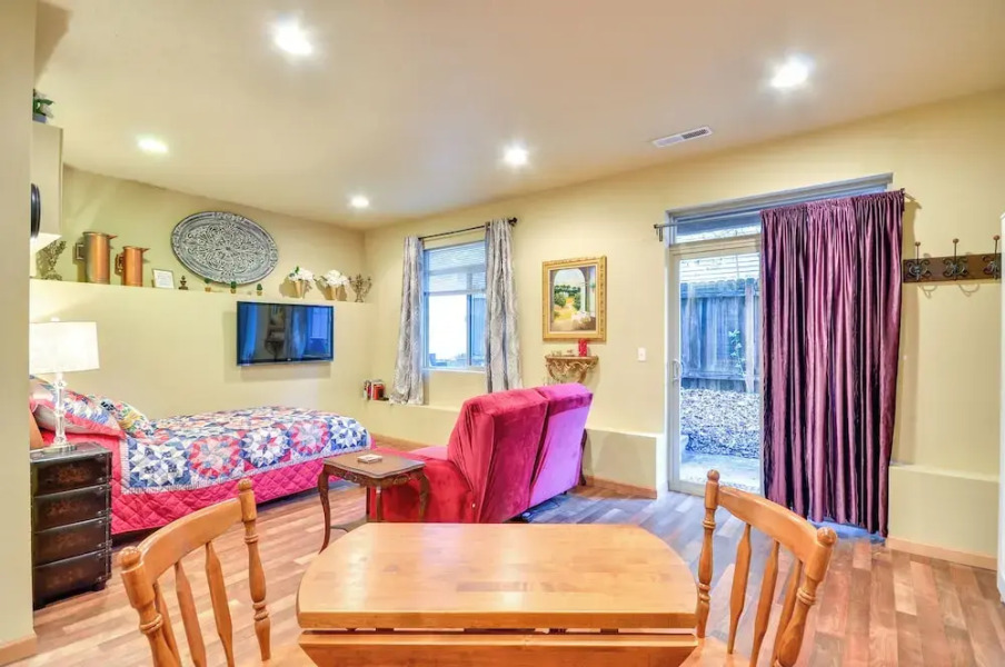 Inviting Studio w/ Patio, 15 Mi to Portland!