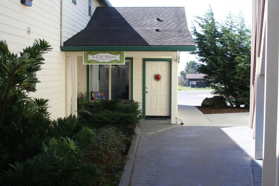 Emerald Dolphin Inn & Mini Golf