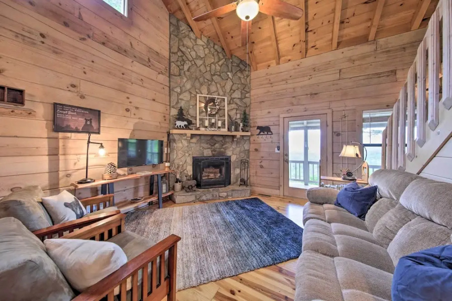 Treetop Hideout w/ Long-range Mountain Views!