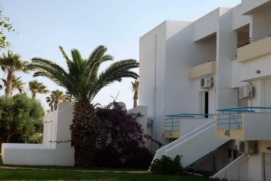 Leonidas Hotel and Studios