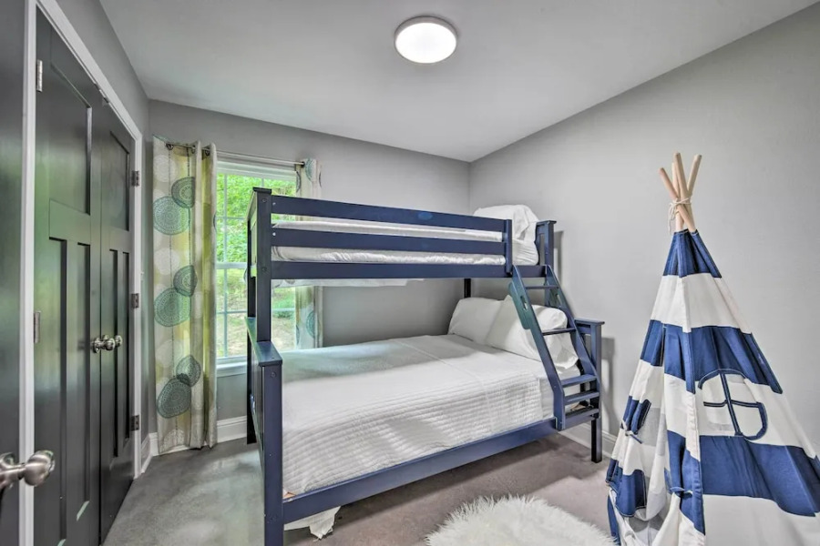 Stunning Avinger Retreat on Lake O' the Pines