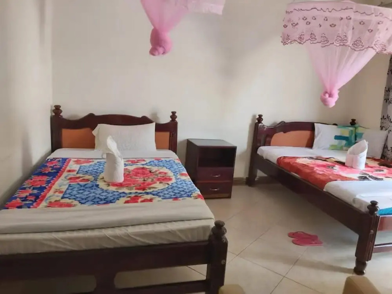 Famko Hotel - Sleeps 24 - Parking - Garden