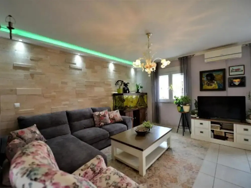 Home With Swimming Pool & Outdoor Kitchen