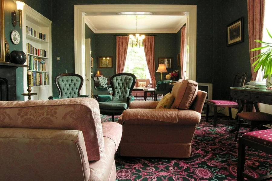 Ross Lake House Hotel