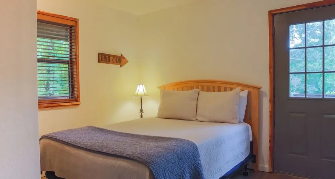 Camphouse At Eagle Ridge Includes Hot Tub, Wifi, And Charcoal Grill 1 Bedroom Cabin by RedAwning