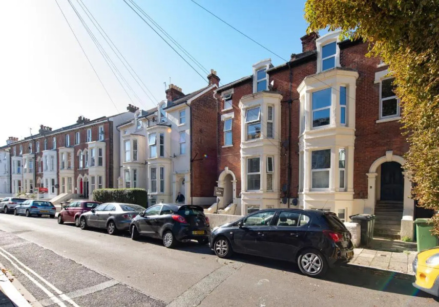 Elphinstone Apartment - Boutique 3 bed with Wi-Fi close to all amenities!