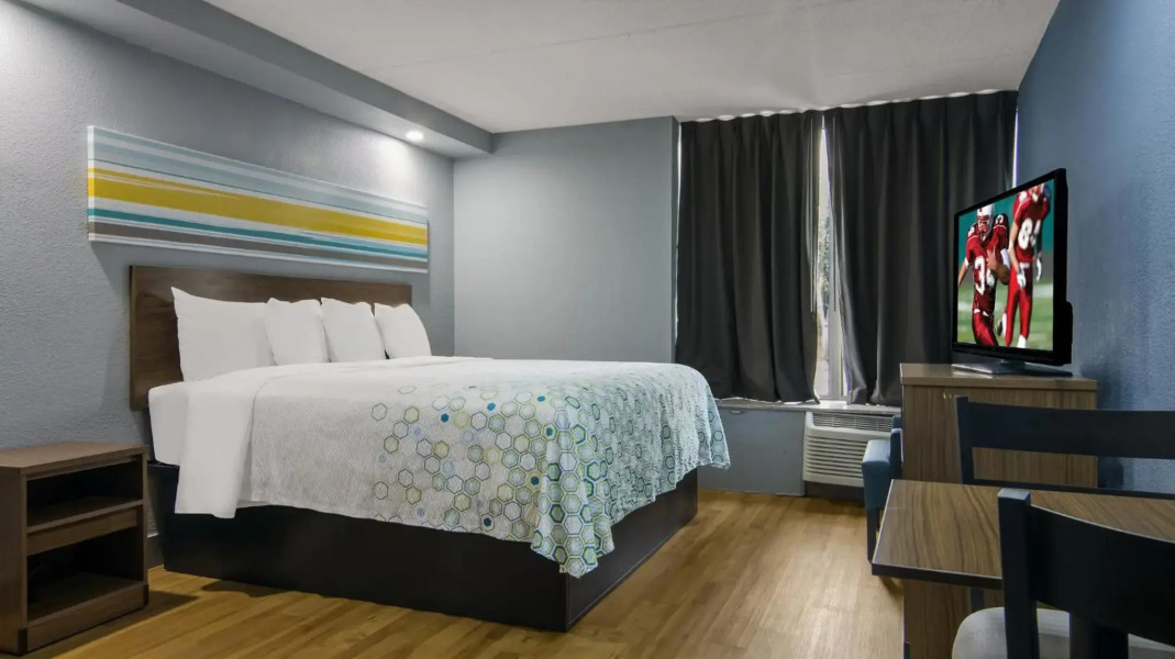 HomeTowne Studios by Red Roof & Conference Center Chicago – N Aurora/ Naperville