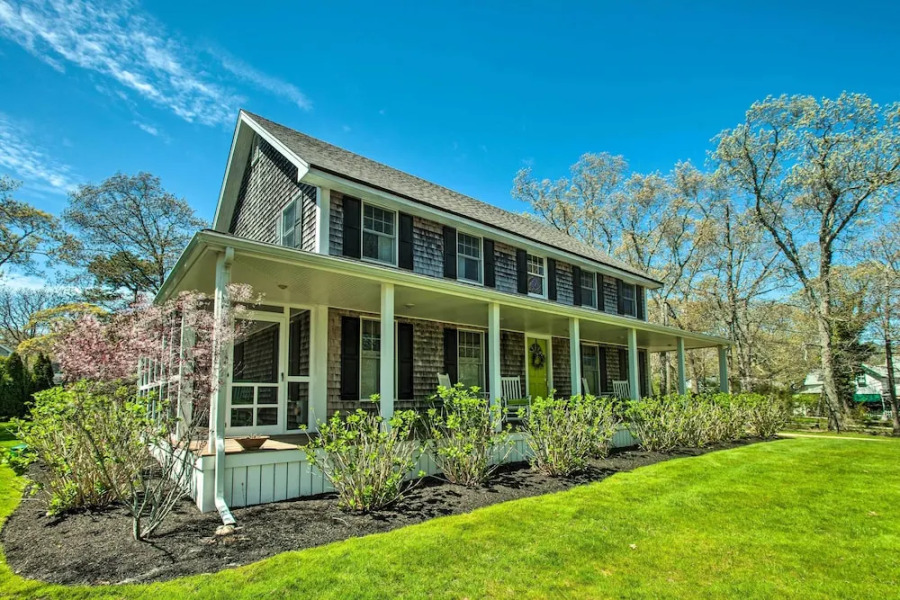 Traditional Martha's Vineyard Home w/ Porch & Yard