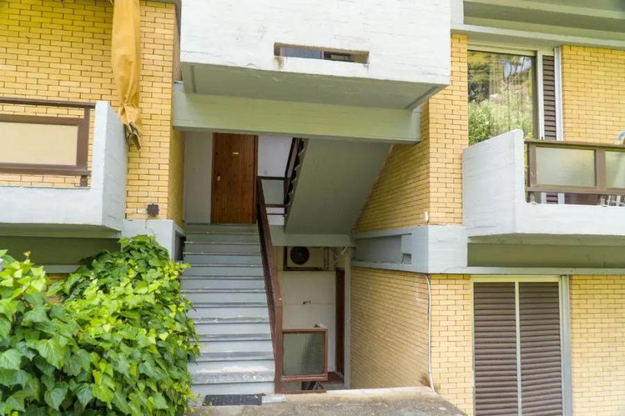 Sunny Bay, beachfront 1-bdrm apartment